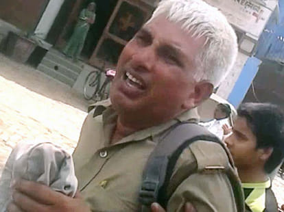 policeman beaten by mob