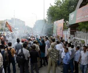 modi medicine reacts in lucknow as sp bjp workers fight