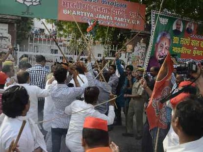 SP, BJP workers clash in lucknow