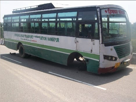 Bus accident due to tire failure in hamirpur