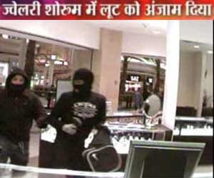 Robbers loot jewelry shop