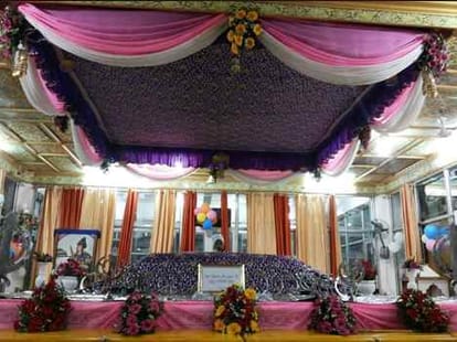 for longevity of father Yograj crickter Yuvraj arrived Gurdwara