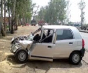 Car collided with dividers, mother - daughter's death, Five injured