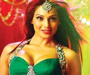 bipasha basu comfortable with bikini