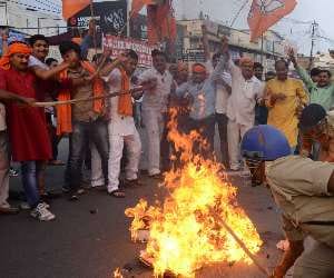 bjp workers burn akhilesh yadav effigy