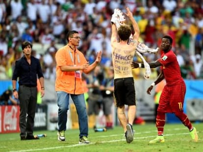 fifa hindi news: A women gets tickets after kiss 