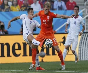 netherlands defeat chile ang get secure first position