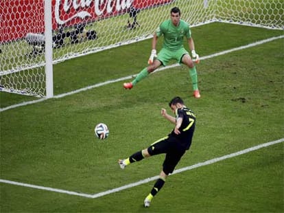 netherlands defeat chile ang get secure first position