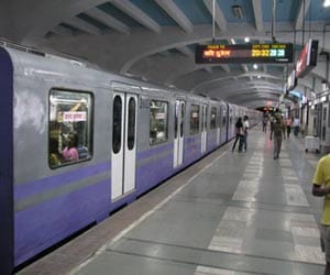metro stopped in tunnel