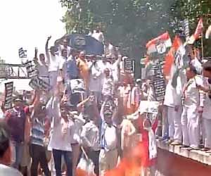 Congress protest in Delhi against rail fare hike