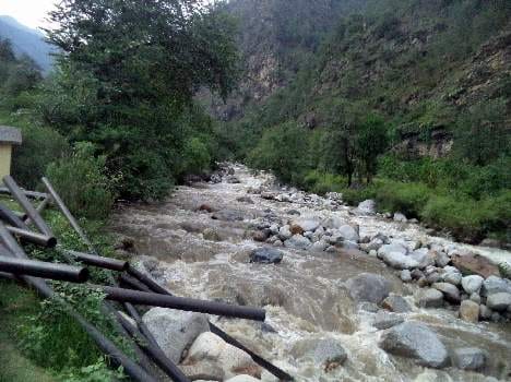Students going to school in ravine shedding, deat
