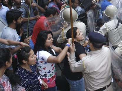 hpu: police arrest 300 students of sfi.