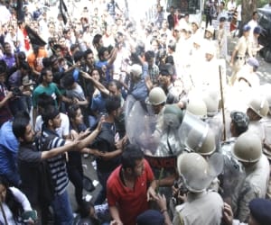 hpu: police arrest 300 students of sfi.