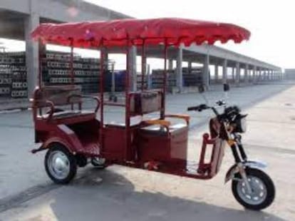 court gets angry on e rickshaw, delhi government accepts mistake