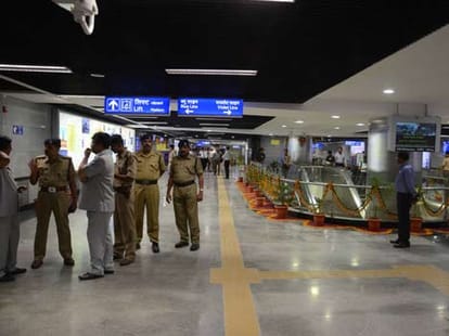 metro passangers using mandi house enterchange