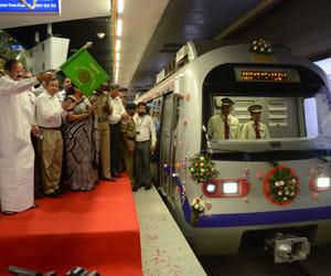metro passangers using mandi house enterchange