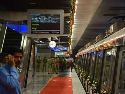 metro passangers using mandi house enterchange