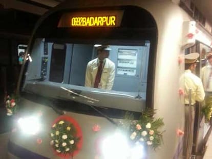 metro passangers using mandi house enterchange