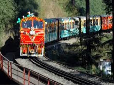traffic jam due to engine failure of kalka shimla train 