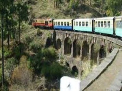 traffic jam due to engine failure of kalka shimla train 