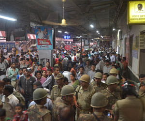 many injured in lathicharge on varanasi station