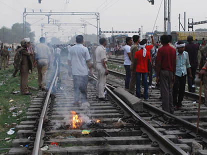 many injured in lathicharge on varanasi station
