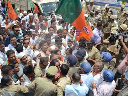 bjp minority protest against akhilesh
