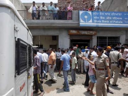 robbery of 5 lakh in Bank cash van: 62 million saved by security guard
