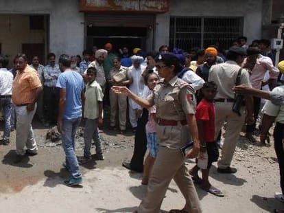 robbery of 5 lakh in Bank cash van: 62 million saved by security guard