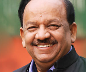 aap asks six questions to dr harshvardhan.