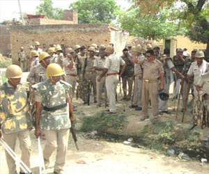 police lathicharge on woman in muradabad