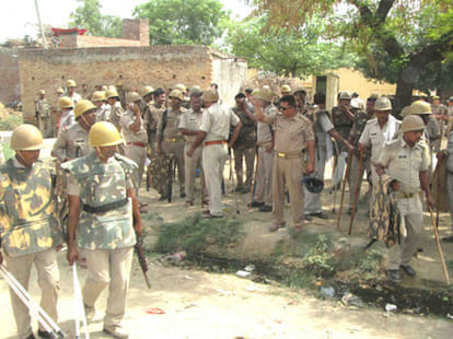 police lathicharge on woman in muradabad