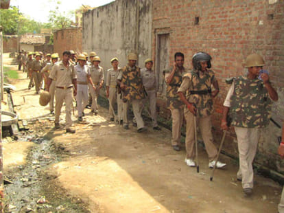 police lathicharge on woman in muradabad