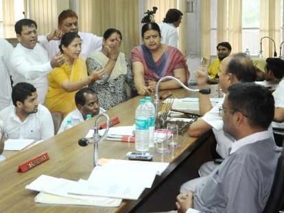 dispute in nagar nigam house meeting