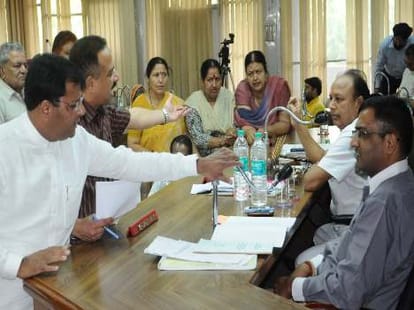 dispute in nagar nigam house meeting