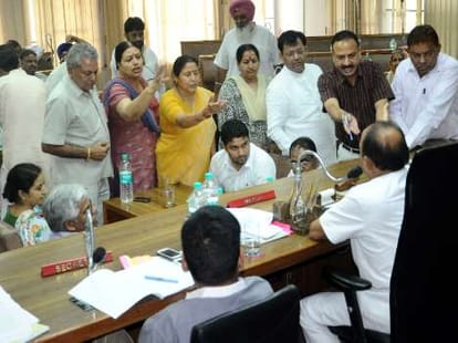 dispute in nagar nigam house meeting