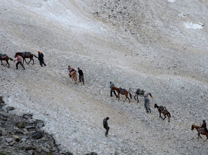 another pilgrims batch leaves for amarnath cave