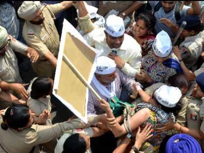 M house are being tackled Detained aam aadmi party Activist