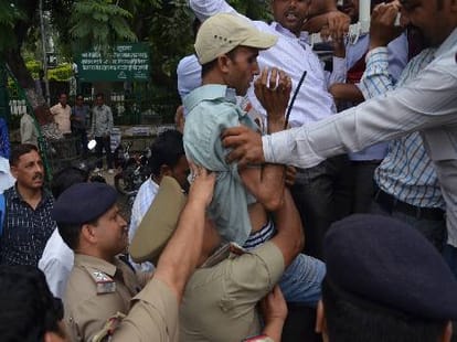 passanger beaten in jammutavi siyaldah express