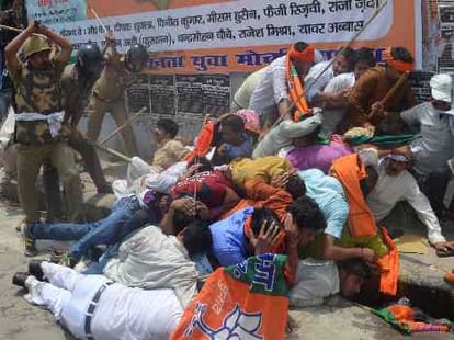 bhartiya youwa morcha fought with uppolice