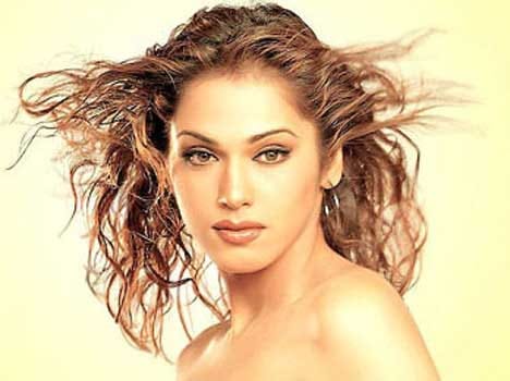 isha koppikar pregnant?