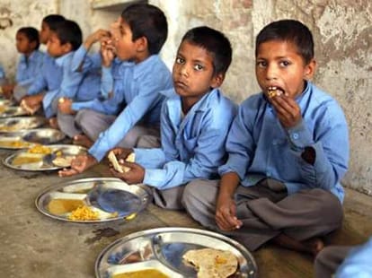 teacher starts lunch with sc students.