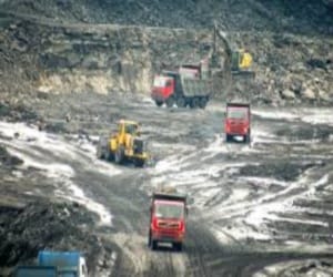 goons attacks 5 mining officials in hamirpur