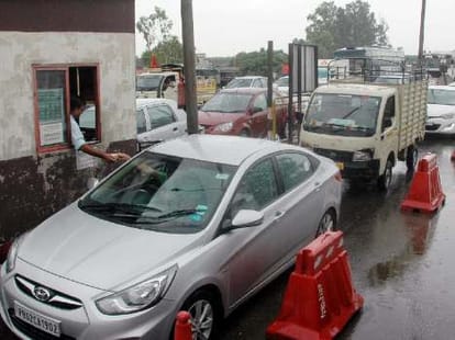 bad weather in jammu kashmir causing trouble, NH closed