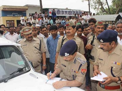 dacoity near police station and sp leader murdered
