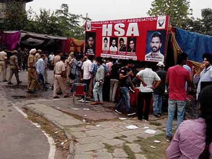 quarrel between sudent leaders in punjab university campus