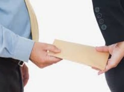 woman officer arrest in bribery.