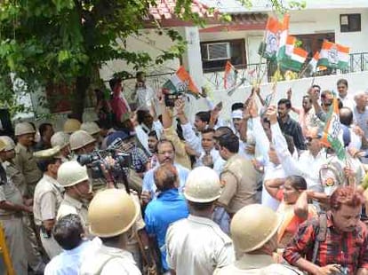congress activists protest against central govt