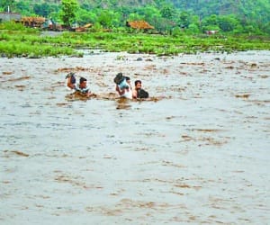 Yamuna in spate of rain on Phadhoen