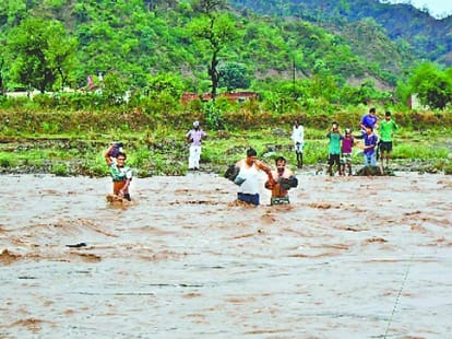people had to carry patient on bed at mandi